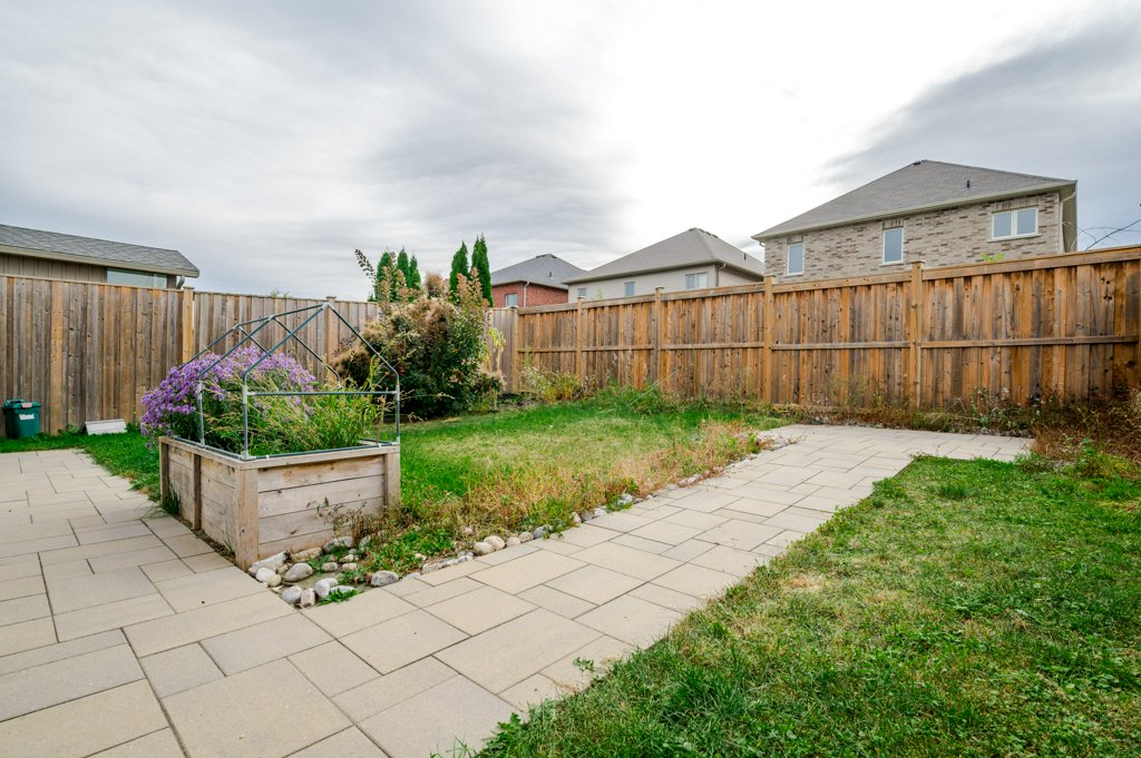57 Voyageur St patio and garden