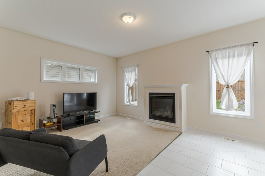 57 Voyageur St living room