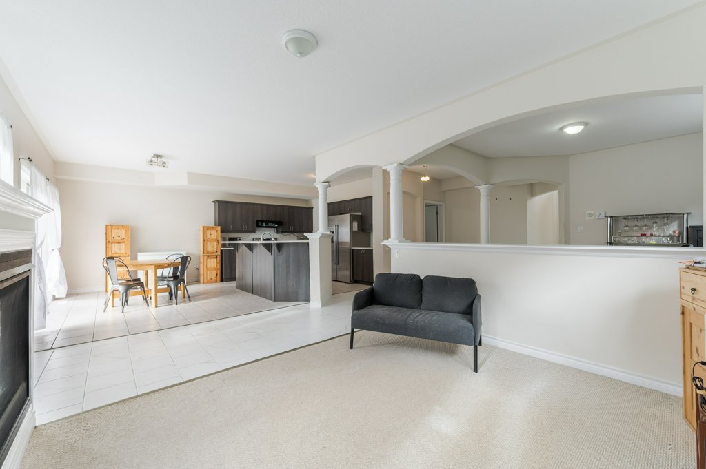 57 Voyageur St living area