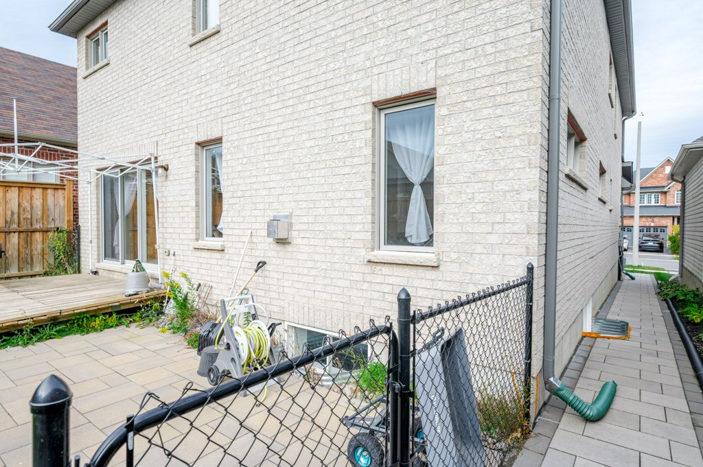 57 Voyageur St side yard