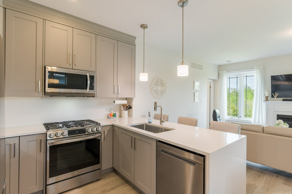 80 Marsh Avenue, Unit 78 - Kitchen with gas range and quartz counters