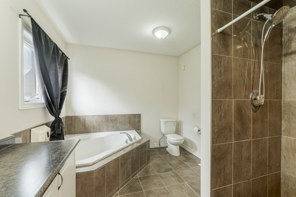57 Voyageur St bathroom