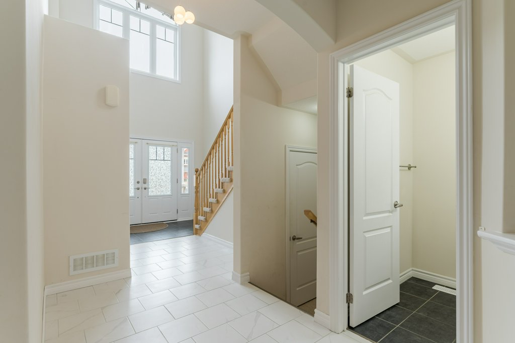 57 Voyageur St entryway