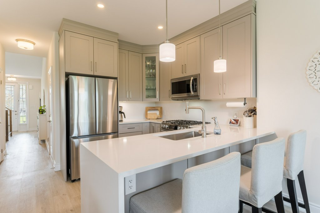80 Marsh Avenue, Unit 78 - Kitchen with peninsula island and pendant lighting